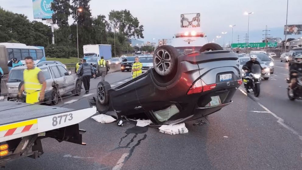Impactante choque y vuelco sobre la Panamericana.