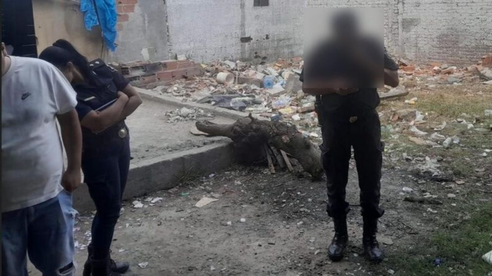 Los investigadores policiales requisaron el escenario del homicidio de Marcela Yanina Escobar.