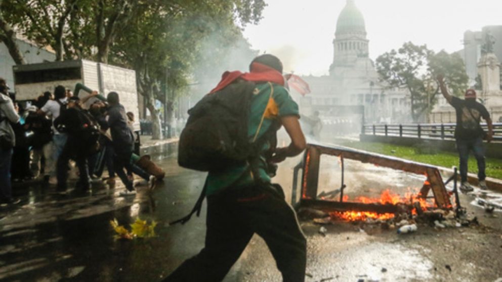 El fotógrafo Pablo Grillo, momentos antes de recibir el impacto en la cabeza (X).