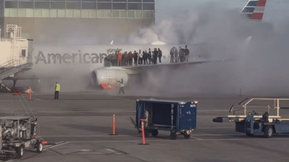 Dramático momento se vivió en el aeropuerto de Denver con el incendio del avión (X).