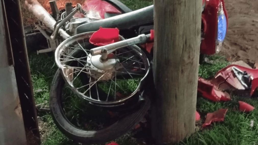 Los motochorros chocaron contra un poste, uno escapó al otro lo agarraron los vecinos.