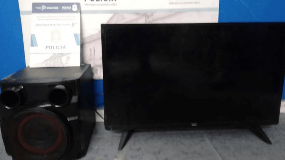 Lo objetos robados recuperados por la policía en la casa de un vecino de la víctima.