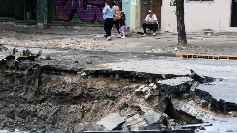 Así "bondi" fue tragado por el pavimento: inmenso bache sobre la ex Pavón en Avellaneda