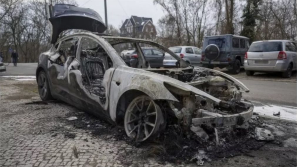 Uno de los veh�culos Tesla incendiados este viernes en Alemania (Newsweek).