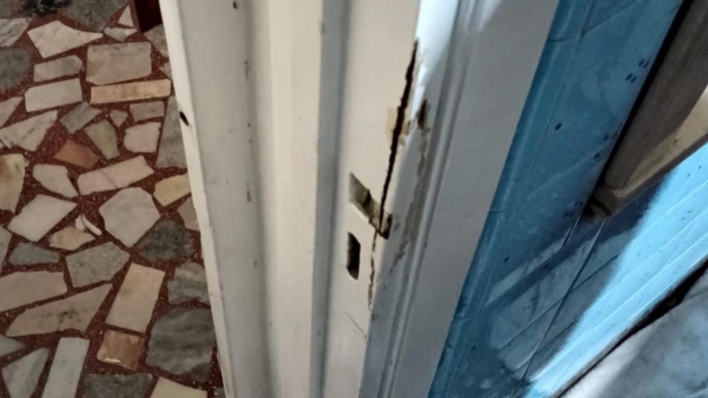La puerta que forzaron los delincuentes.