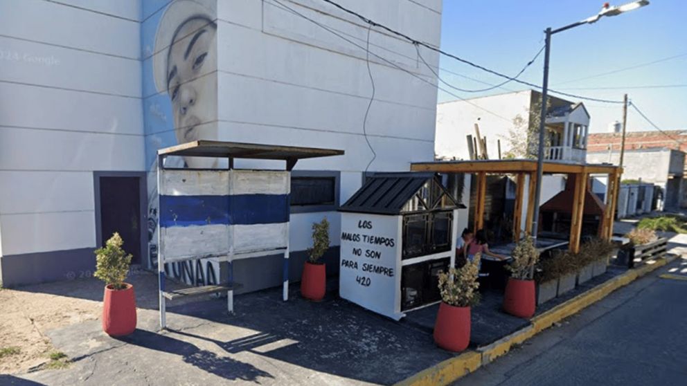 El violento robo a una jubilada ocurrió en la parada de colectivos de Villa Elisa (Google Maps).