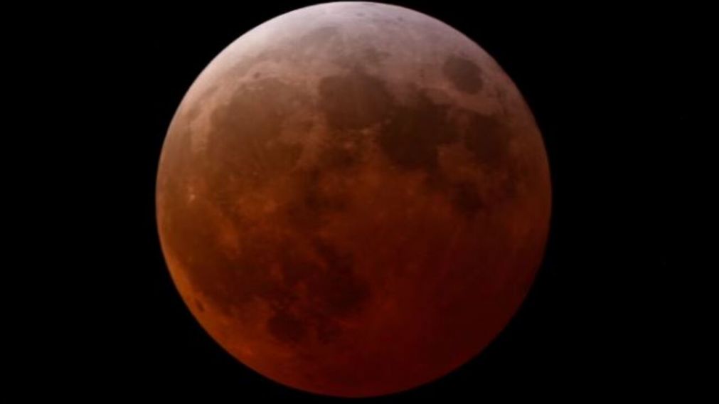 El eclipse lunar total se vivió en la madrugada de nuestro país (X).