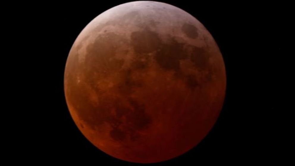 El eclipse lunar total se vivió en la madrugada de nuestro país (X).