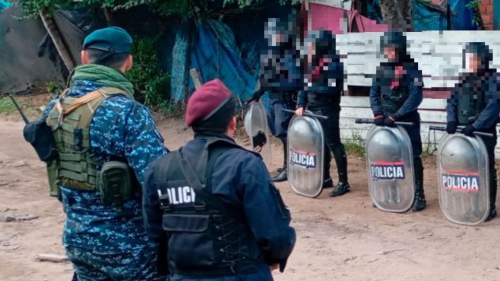 Los policías efectuaron un operativo para detener al chico. Crédito: Sector Informativo.