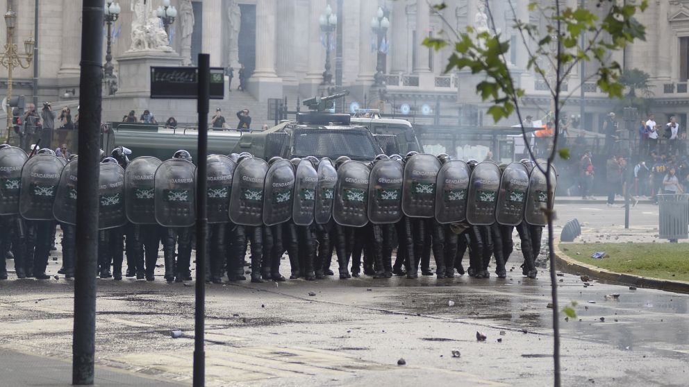 Varios policías y manifestantes resultaron heridos en los disturbios. Crónica / Fernando Pérez Re.