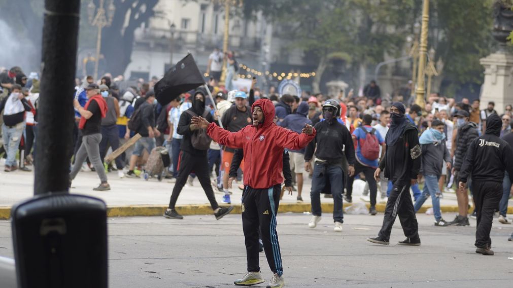 114 personas fueron detenidas por los incidentes en las inmediaciones del Congreso. Crónica / Fernando Pérez Re.
