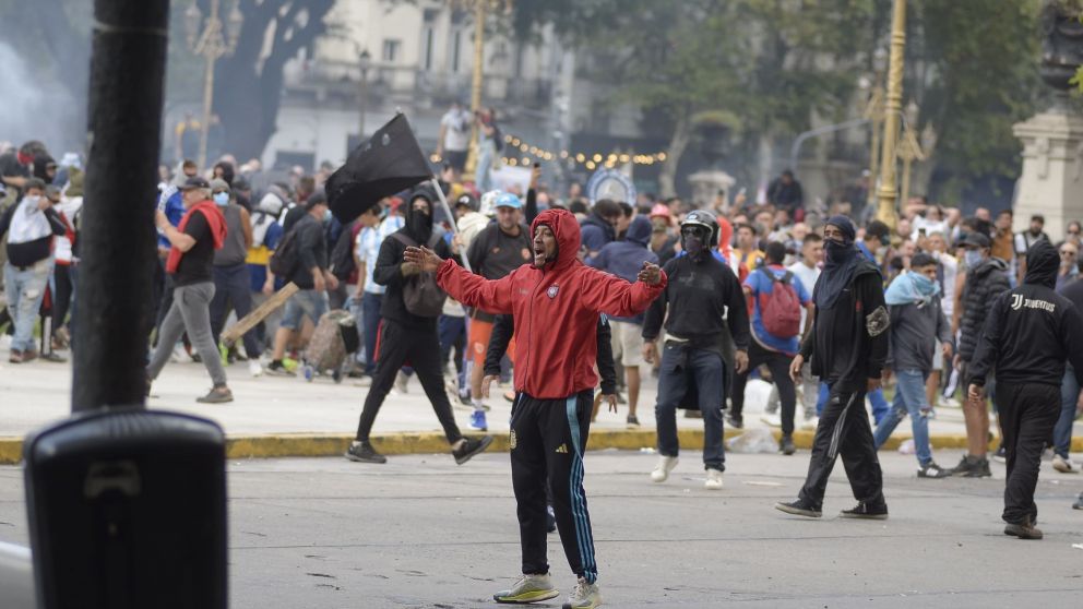 114 personas fueron detenidas por los incidentes en las inmediaciones del Congreso. Crónica / Fernando Pérez Re.