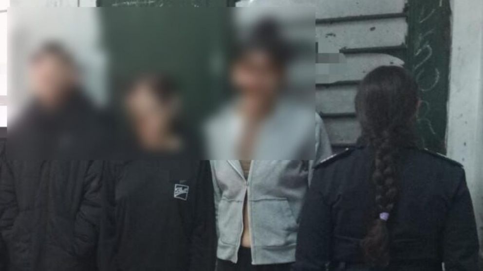 Tres de los individuos que resultaron aprehendidos al requisar la vivienda.