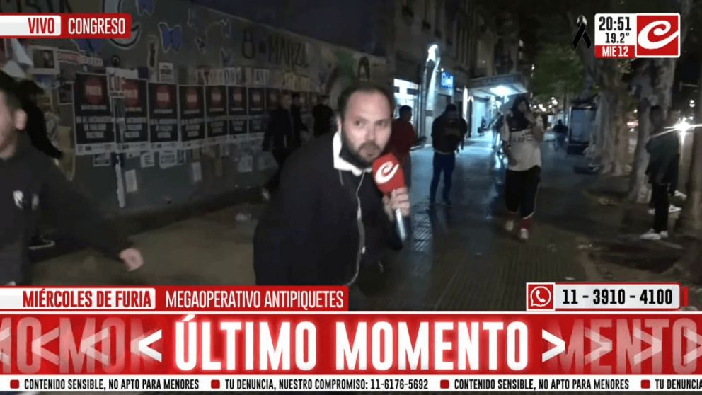 El periodista Emanuel Herrera sufri� una agresi�n de la polic�a junto a los camar�grafos Guillermo L�pore y Pablo Alonso.