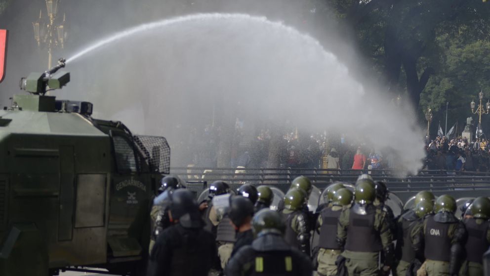 Casi un centenar de personas fueron detenidas tras los desmanes en las inmediaciones del Congreso. Crónica / Fernando Pérez Re.
