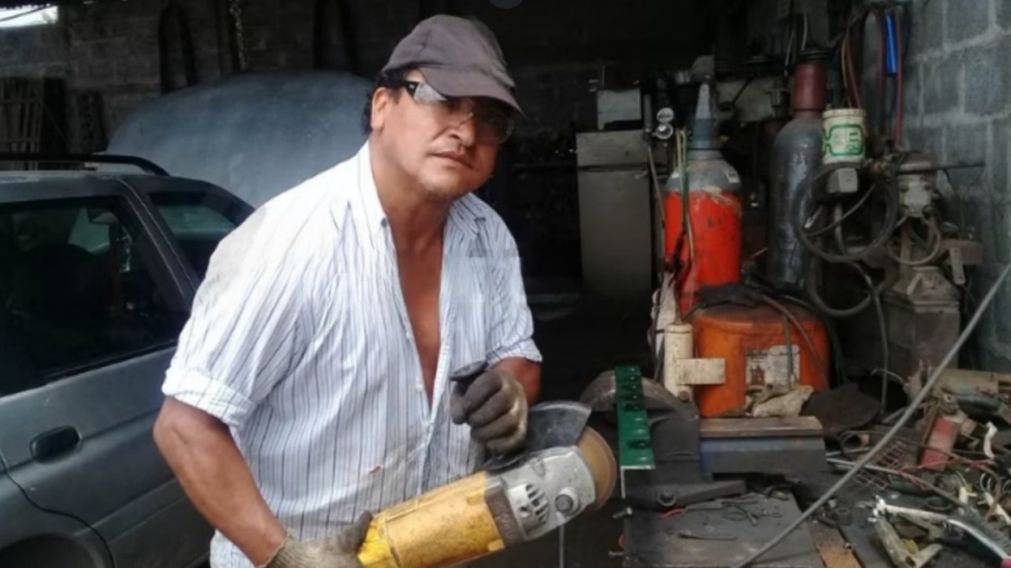 El mec�nico Edgar Flores perdi� millones de pesos en el robo (Facebook).