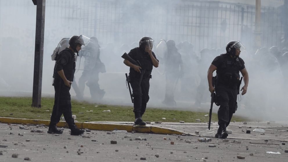 Los incidentes en las afueras del Congreso. (Crónica/Fernando Pérez Re)