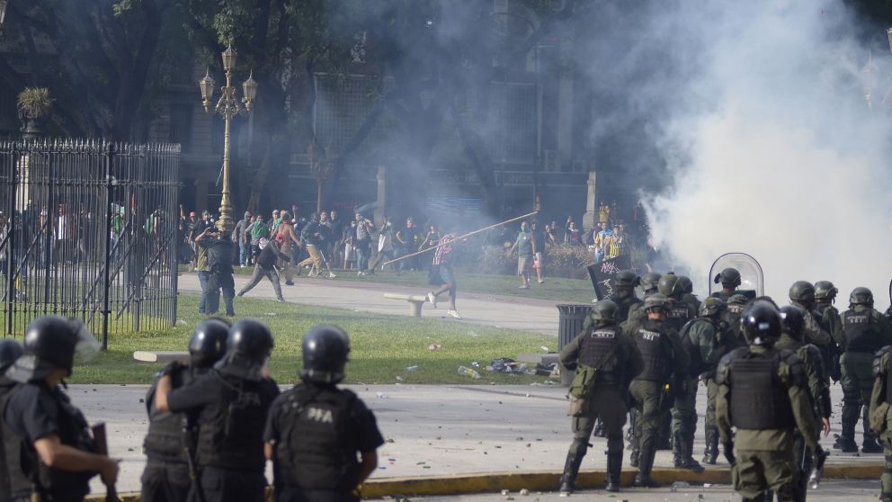 Policías heridos en marcha de jubilados.