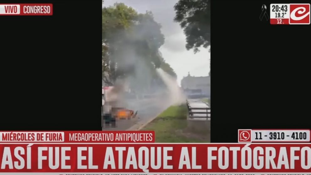 El momento del ataque al fot�grafo.