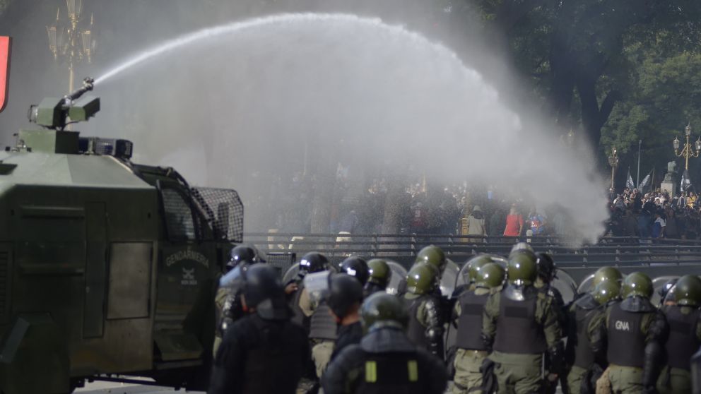 La marcha de los jubilados ya tiene detenidos. (Crónica/Fernando Pérez Re)