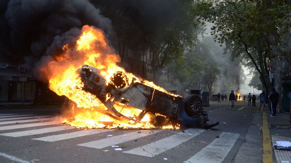 Impactantes imágenes del Congreso en medio de la marcha de los jubilados y los hinchas. (Fernando Pérez Re/Crónica)