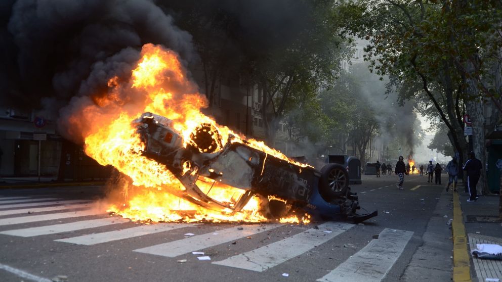 Impactantes imágenes del Congreso en medio de la marcha de los jubilados y los hinchas. (Fernando Pérez Re/Crónica)