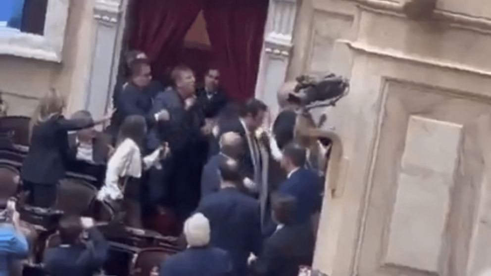 Diputados a los empujones adentro del Congreso: Oscar Zago lo fue a buscar a Lisandro Almirón