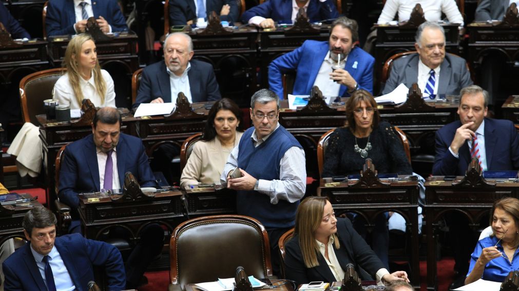 NOTICIAS ARGENTINAS BAIRES, ABRIL 26: El jefe del bloque de Unión por la Patria, Germán Martínez, pidió hoy formalmente ante la Cámara de Diputados una sesión especial para el próximo martes 30 de abril. El objetivo es tratar el "DNU Para la Reconstrucció