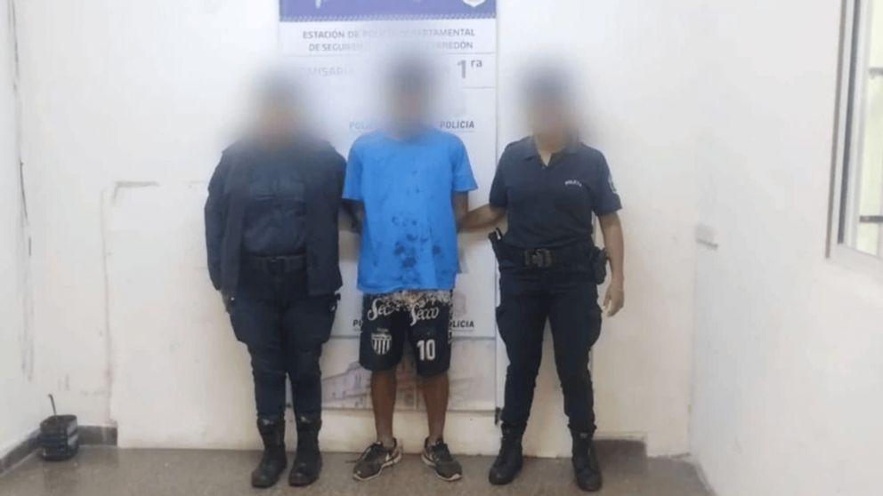 Se pele, quedó tirado en la calle y descubrieron que tenía pedido de captura.