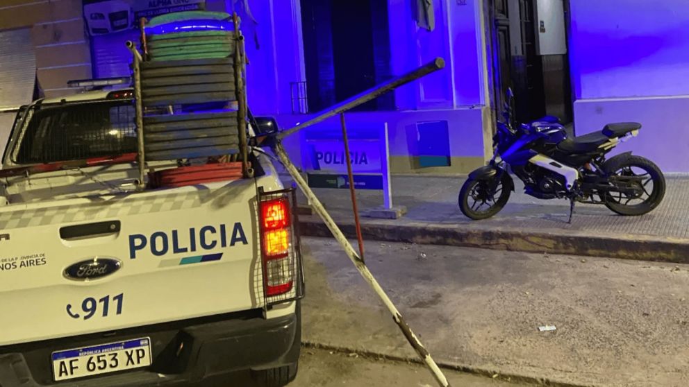 La hamaca de la plaza recuperada por la policía.