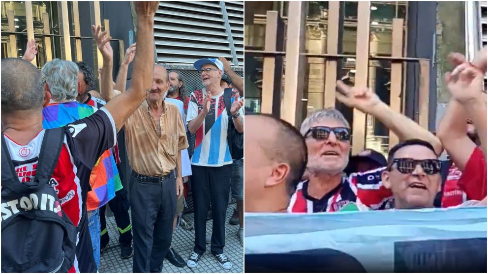 Los hinchas autoconvocados dijeron presente con los jubilados.