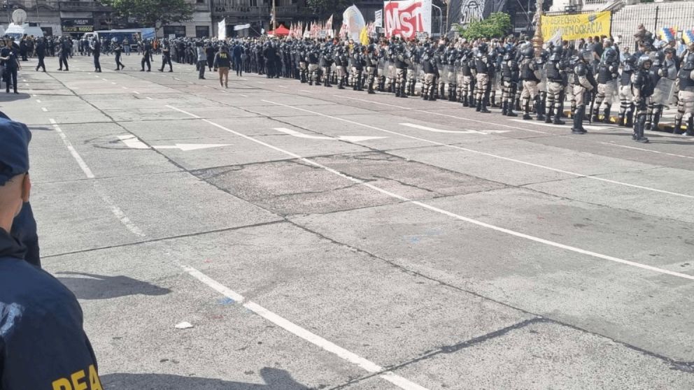 Marcha de jubilados: en el Congreso trabajan 4 fuerzas federales para aplicar el protocolo antipiquetes.