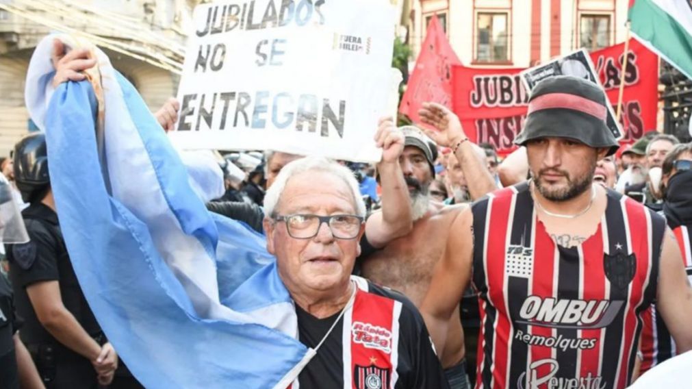 Tras la agresión con palos y gases a los jubilados, su reclamo por derechos encontró un nuevo aliado en los hinchas (gentileza Gestión Sindical).