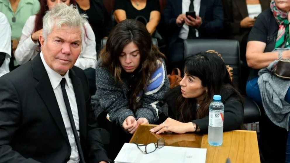 El abogado Fernando Burlando junto a Dalma y Giannina Maradona (NA).