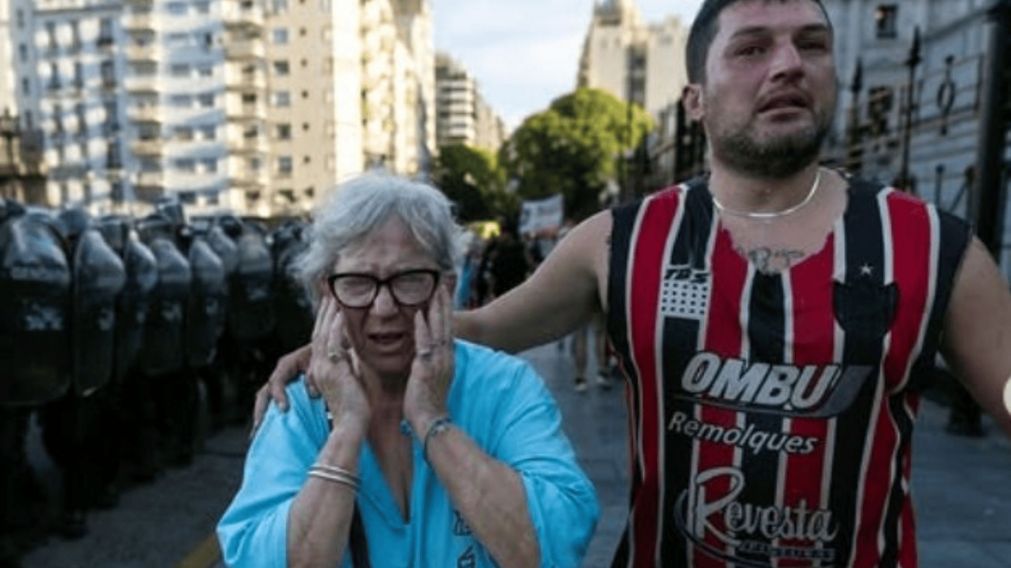 Hinchas de Chacarita Juniors apoyaron el miércoles último la marcha de jubilados frente al Congreso (X/@Editor_76).
