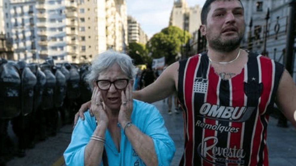 Hinchas de Chacarita Juniors apoyaron el mi�rcoles �ltimo la marcha de jubilados frente al Congreso (X/@Editor_76).