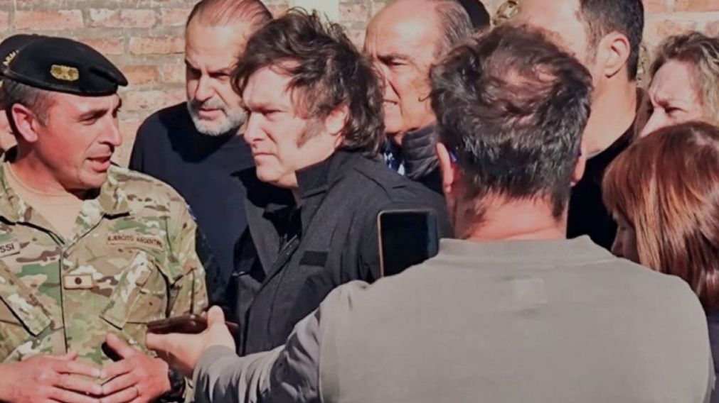 Javier Milei recorrió zonas afectadas por el temporal en Bahía Blanca (Foto X).