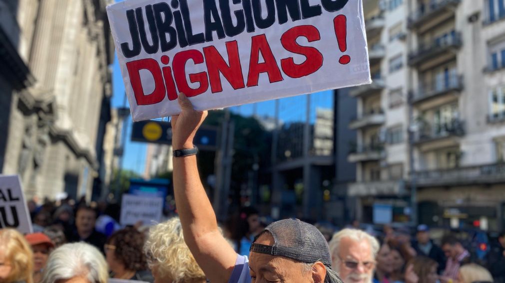 NOTICIAS ARGENTINAS BAIRES, ABRIL 4: Jubilados manifiestan en las afueras del Congreso mientras se reúne la comisión de Previsión y Seguridad Social en la Cámara de Diputados. Foto NA
