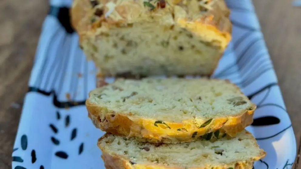 Nuevo aliado para los mates: Budín con un exquisito sabor a queso.
