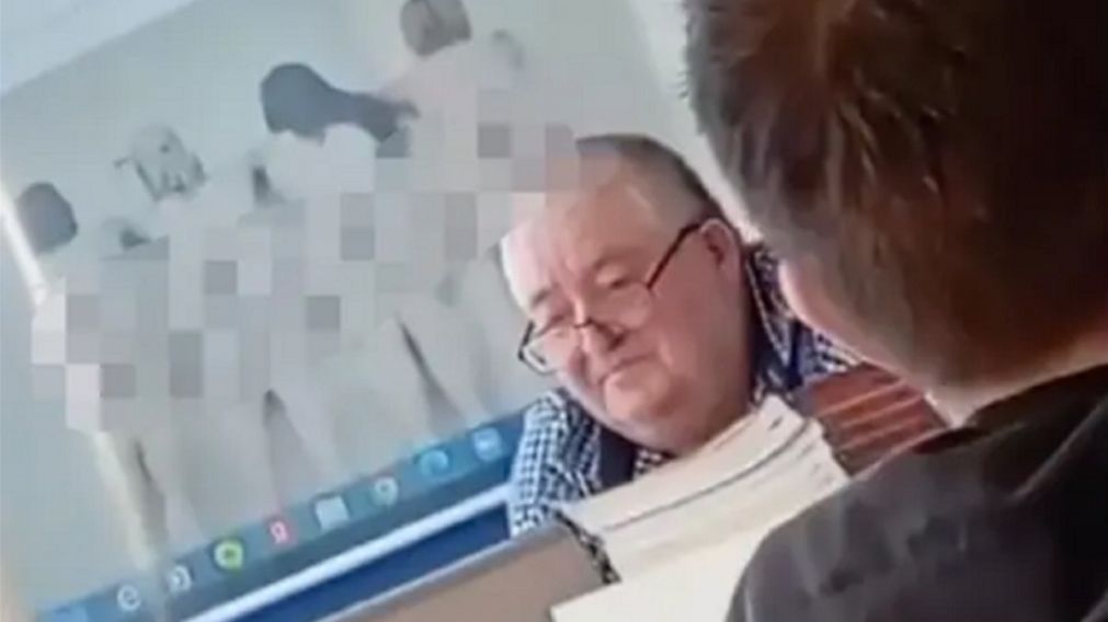 Docente miraba porno en clase, el proyector estaba conectado y los alumnos vieron todo: acabó renunciando.