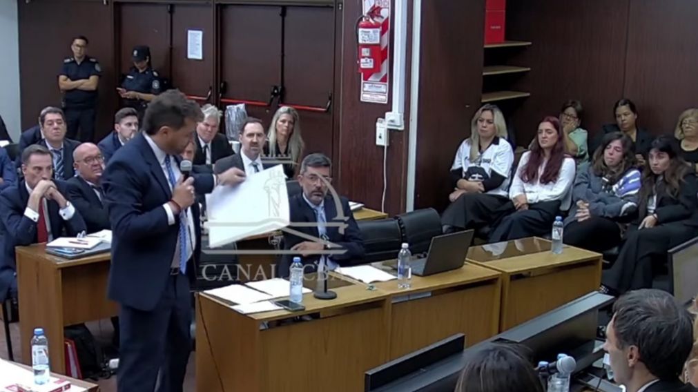 El fiscal del caso reveló una impactante foto de la muerte de Diego Maradona adelante de Dalma y Gianina (Captura de video).