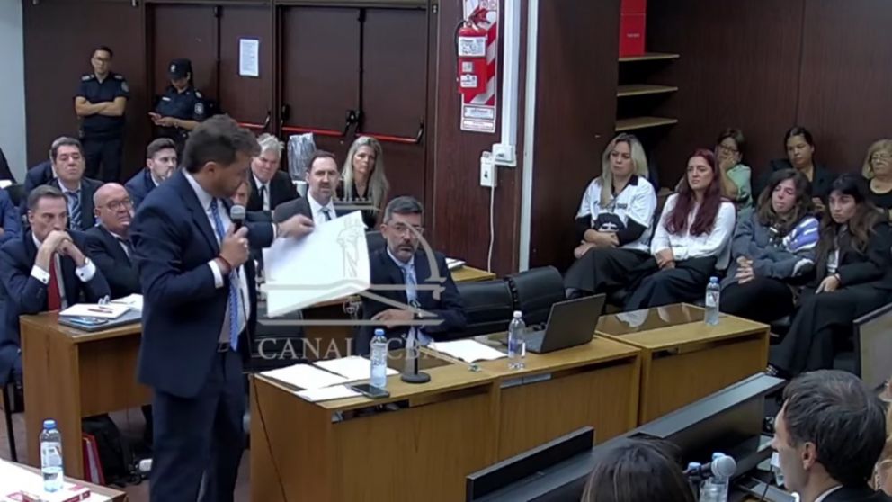 El fiscal del caso reveló una impactante foto de la muerte de Diego Maradona adelante de Dalma y Gianina (Captura de video).