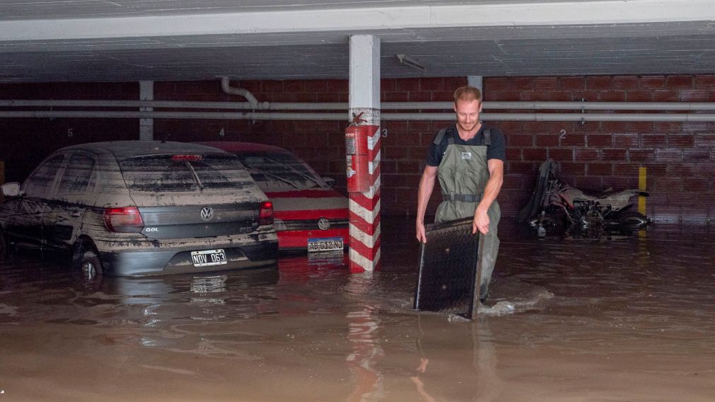 (250310) -- BAHIA BLANCA, 10 marzo, 2025 (Xinhua) -- Un hombre trabaja en la extracción de agua de una cochera inundada, en la ciudad de Bahía Blanca, Argentina, el 10 de marzo de 2025. El Gobierno de Argentina anunció el domingo que decretará tres días d
