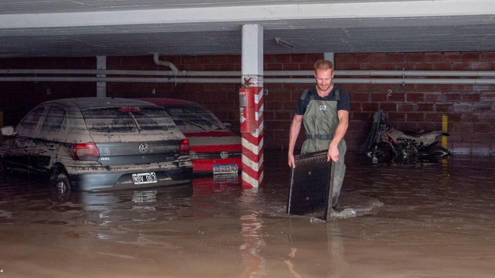 (250310) -- BAHIA BLANCA, 10 marzo, 2025 (Xinhua) -- Un hombre trabaja en la extracción de agua de una cochera inundada, en la ciudad de Bahía Blanca, Argentina, el 10 de marzo de 2025. El Gobierno de Argentina anunció el domingo que decretará tres días d