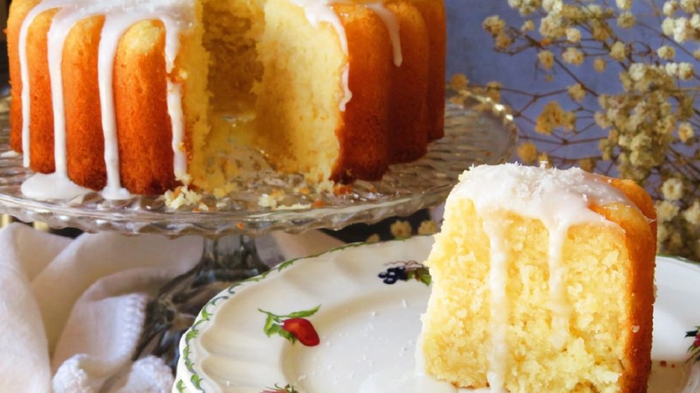 Merienda resuelta: delicioso bizcochuelo de coco y lim�n para acompa�ar el mate.