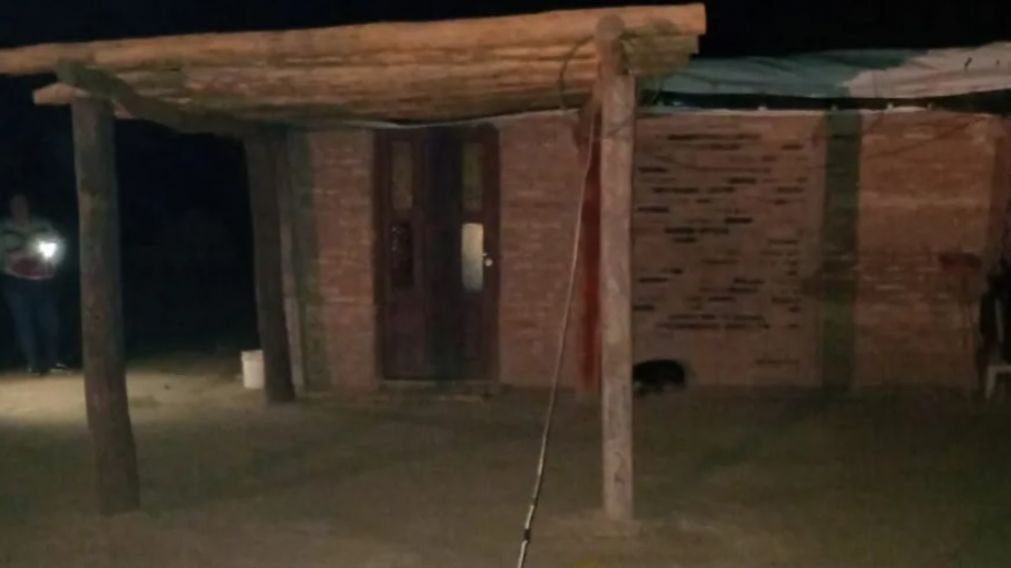 El rancho en el que el pe�n rural recibi� el ladrillazo mortal (Gentileza El Liberal).