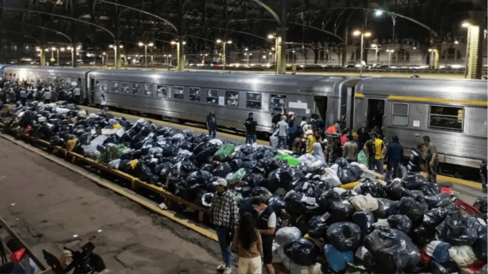 El Tren Solidario partió desde Buenos Aires a Bahía Blanca con 12 vagones cargados de donaciones (Imagen NA).
