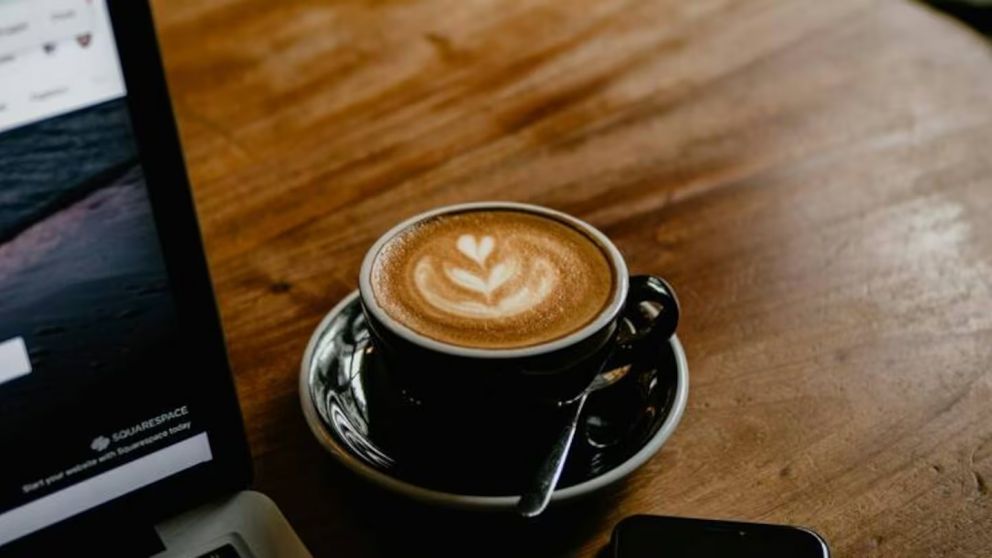 La decisión de la cafetería generó debate en la redes.