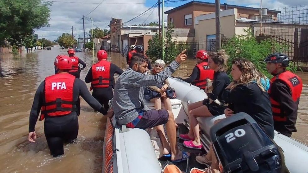 Operativos de rescate en Bahía Blanca (X/@MinSeguridad_Ar).