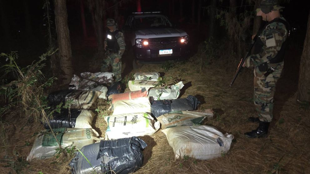 Caminaban con 174 kilos de "faso": vieron a prefectos, dejaron todo y se esfumaron entre la vegetación